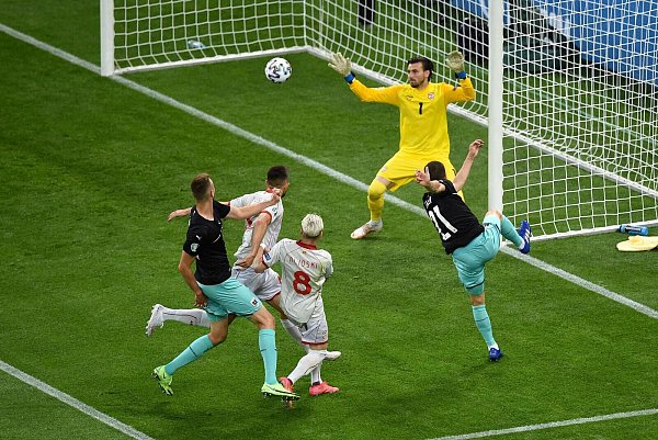 Stefan Lainer (r) trifft zum 1:0 für Österreich. - © Mihai Barbu/Pool AFP/AP/dpa