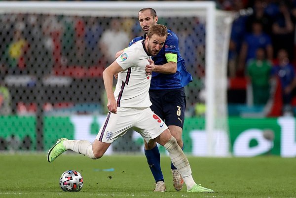 Italiens Giorgio Chiellini (r) kämpft mit Englands Harry Kane um den Ballbesitz. - © Carl Recine/Pool Reuters/AP/dpa
