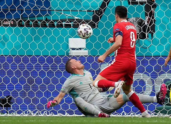 Robert Lewandowski(r) vergibt eine Chance gegen Schwedens Torhüter Robin Olsen. - © Dmitri Lovetsky/Pool AP/dpa