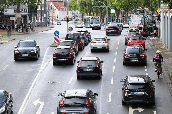 Das Westerntor in Paderborn ist die am stärksten genutzte Kreuzung in Paderborn. Neben den vielen Autos dürften sich Radfahrer aber nicht wohlfühlen - trotz eines Radfahrstreifens. - © Holger Kosbab
