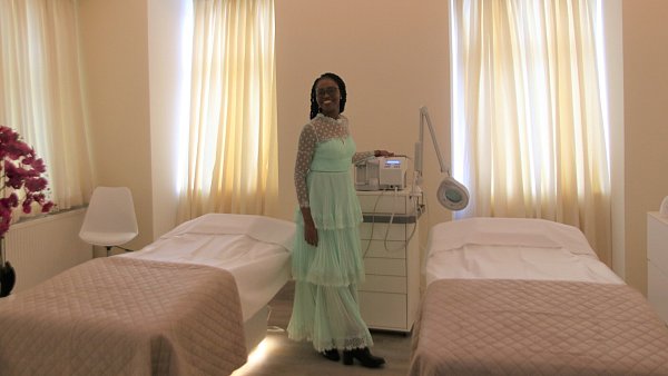 Eine Wellness-Oase gibt es am Neuen Markt 1a im Herzen der Herforder Innenstadt. Hier eröffnete Vera Chidinma Ekeya ihr Geschäft namens CHY Kosmetik & Massage. - © Claus Frickemeier
