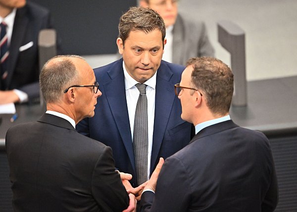 Bundeskanzler Friedrich Merz (CDU, l.) mit Lars Klingbeil (SPD, M.), Bundesminister der Finanzen, und dem Vorsitzenden der Unionsfraktion, Jens Spahn (CDU). - © Sebastian Gollnow/dpa