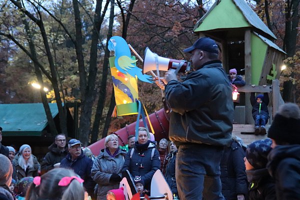 Tierparkleiter Thorsten Dodt präsentiert die schönste Laterne des Laternenumzugs. Die Gewinner erhalten eine Jahresfamilienkarte für den Park - © Alexandra Golfinger