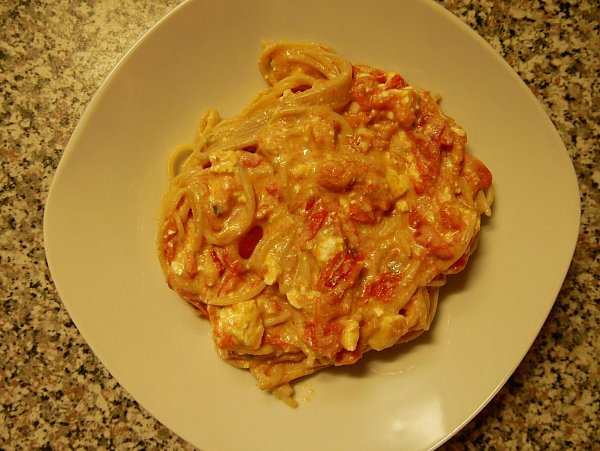 Das Ergebnis: Nudeln mit cremiger Feta-Sauce. - © Jemima Wittig