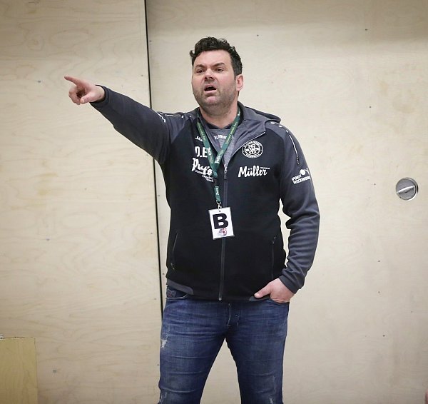 Fingerzeig: Trainer Dirk Elschner führt das junge TVI-Team. - © Henrik Martinschledde