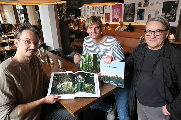 Fotografen und Designer: Maximilian Thesseling, Thorsten Doerk und Michael Geisler (v.l.). Sie zeigen Buch-Varianten und -Ansichten. - © Kurt Ehmke