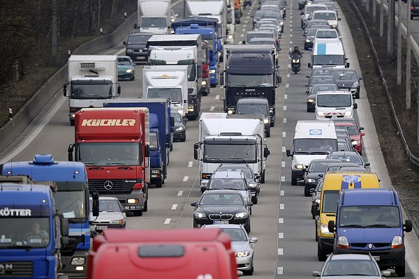 Stau auf der A2 in Richtung Hannover: Der ACE rät dazu, am 1. Weihnachtsfeiertag zu fahren. Er sei der ruhigste Tag der Weihnachtszeit. - © picture alliance / dpa