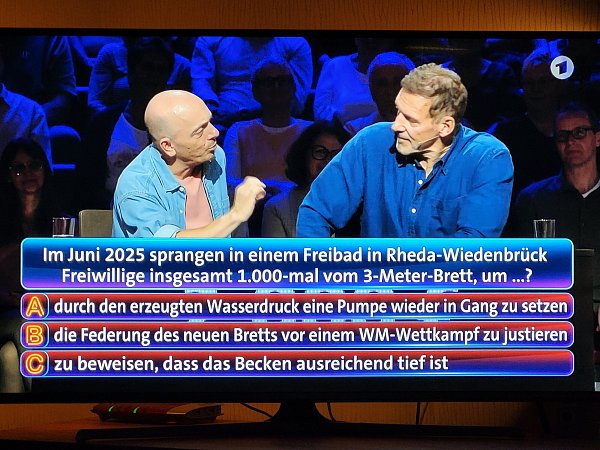 Rätselmeister Bernard Hoëcker (l.) überzeugt Teamkollege Ralf Möller von der dritten Antwortmöglichkeiten auf die Kreis-Gütersloh-Frage. - © Privat