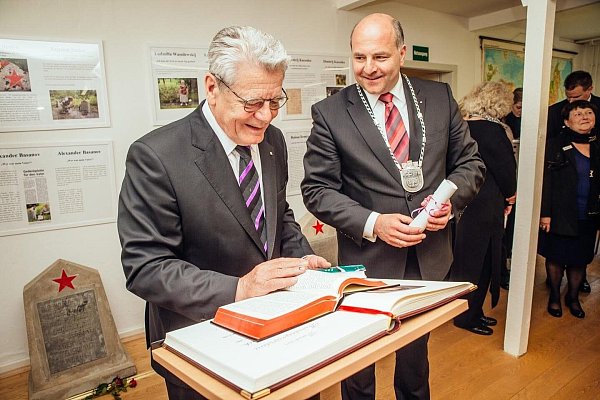 2015 besucht der damalige Bundespräsident Joachim Gauck anlässlich des 70. Jahrestages der Stalag-Befreiung den Ehrenfriedhof. - © Besim Mazhiqi