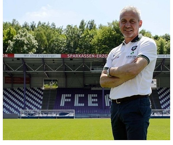 Neu im Erzgebirge: Trainer Pavel Dotchev in seinem zukünftigen Heimspielstadion. - © dpa