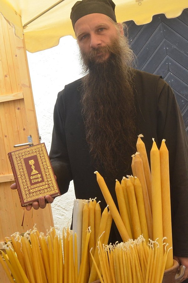 Devotionalien: Vater Symeon verkauft neben Kerzen auch die "Göttliche Liturgie". - © Dietmar Gröbing