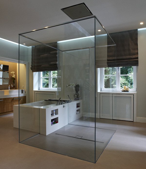 Edles Design mit rahmenloser Glastrennwand für eine luxuriöse und offene Atmosphäre. - © Menke Glas GmbH