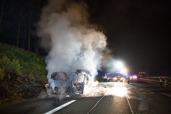 Weil beim brennenden Sprinter Benzin ausgelaufen ist, muss die Fahrbahn gereinigt werden. - © Michael Horst/Freiwilligen Feuerwehr Porta Westfalica