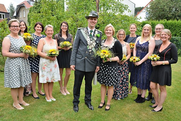 Der neue Thron: Das Königspaar Sebastian Boer und Christiane Hoffmann (Mitte) und die Throndamen v. l. Kerstin Peters, Kathrin Zimmermann, Nicole Grote, Corinna Höhne, Franziska Höhne sowie Peggy Kerkhoff, Kirsten Hoffmann, Pia Ostheider, Inga Gnaß und Annette Hoffmann. - © Karin Prignitz