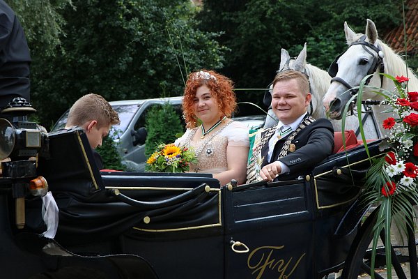 In der Kutsche: Das scheidende Königspaar Stefanie Grigoryan und Alex Sorolev. Jörg Kortemeier hat den Wagen dekoriert. - © Nora Pfützenreuter