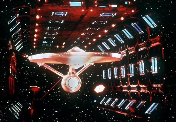 Unendliche Weiten: Der Physiker Metin Tolan hat von einem Dialog einer Episode aus „Star Trek – Enterprise" ausgehend das Gewicht des Raumschiffs errechnet: Es wiegt 158 Kilogramm. - © DPA