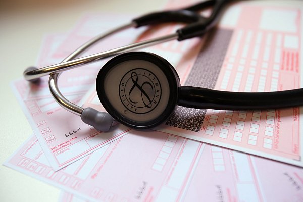 Zentrale Rolle: Der Hausarzt ist im deutschen Gesundheitswesen das vielleicht wichtigste Kernelement. FOTO: DPA - © Verwendung weltweit