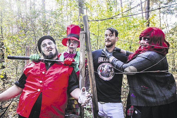 Verbarrikadiert: "Martimer Banks" (v. l.), Clown "Horror-Carsten", Art-Director Robert Wurms und die fiese Schneiderin "Cassy Cutman" zeigen, was Besucher im Wald erwartet. - © Delia Kornelsen