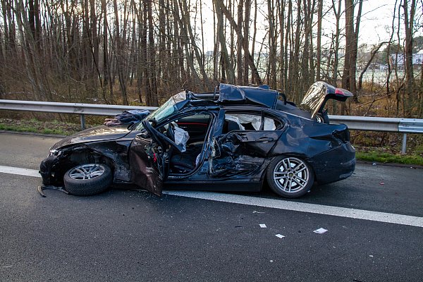 Das Auto ist ein Wrack. - © Feuerwehr Porta/Michael Horst