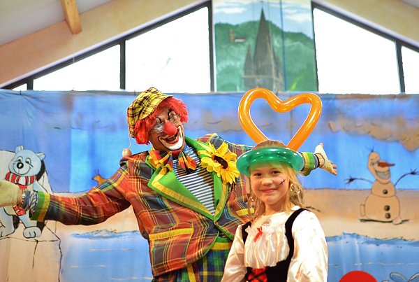 Beppo der Clown schuf quietschende Kunstwerke aus bunten Ballons. Für die achtjährige Antonia formte der lustige Geselle einen Herzchen-Hut. - © Silke Riethmüller