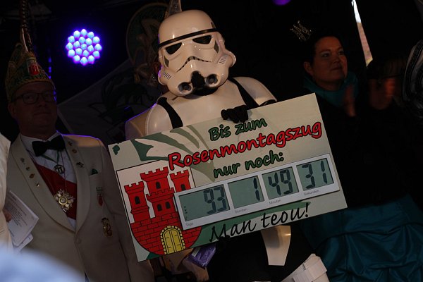 Countdown: Die „Dorfrockerzz“ kamen als Sturmtruppler und zählten die Tage bis zum Rosenmontag. - © Madita Schellenberg