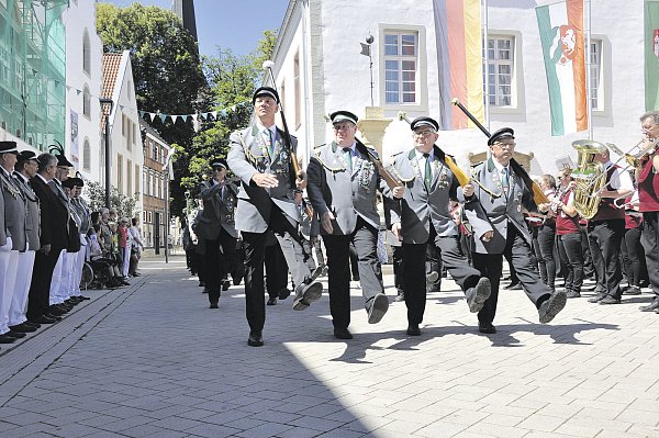 Gelungen: Mit einem Stechschritt marschieren Brakeler Schützen am König, den Ehrengästen und dem Schützen-Vorstand vorbei. - © Helga Krooß