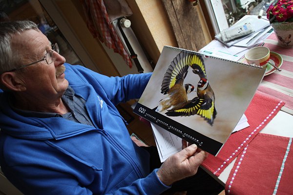Sehr passend: In Friedhelm Diebroks Küche hängt ein Kalender mit Naturaufnahmen. Das Blatt für Februar zeigt zwei Stieglitze, die sich in der Luft behakeln. - © Meiko Haselhorst