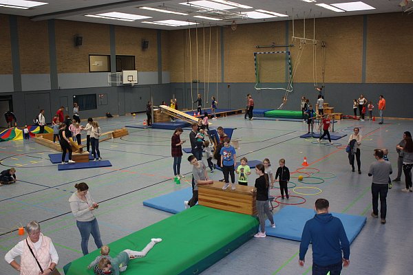 Bunt und ausgelassen toben die Kinder in der Stadtsporthalle, während draußen der Sturm zur Höchstform aufläuft - © Sigrid Dittmann