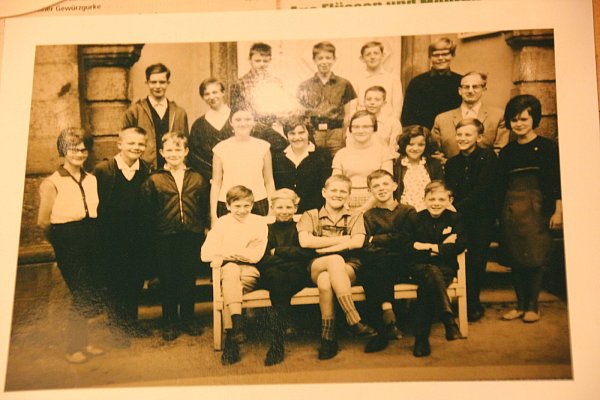 Ein altes Foto zeigt die Schülerinnen und Schüler der Volksschule Wilhelmsplatz - © Klara Meyerbröker