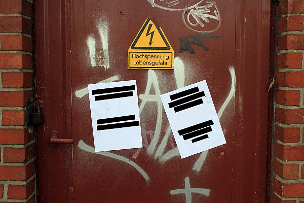 Schon mehrere Dutzend Plakate wurden von der Polizei sichergestellt. - © Jens Ostrowski