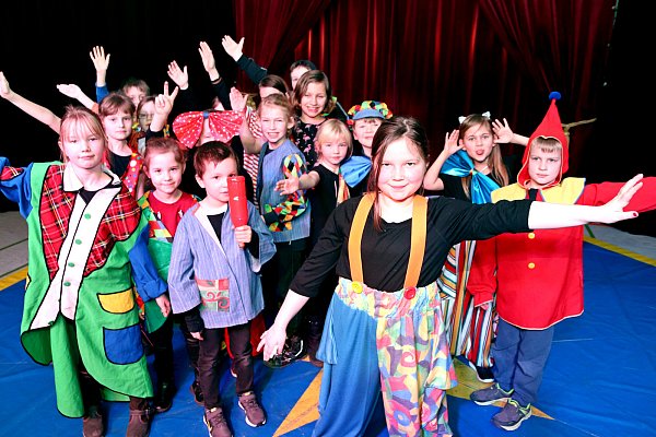 Was für eine Vielfalt: Zum Abschluss der Vorstellung präsentieren sich noch einmal einige Kinder der verschiedenen Gruppen den Zuschauern. Den anhaltenden Applaus genießen die jungen Artisten mit sichtlichem Stolz. Fotos: KNUT DINTER - © KNUT DINTER