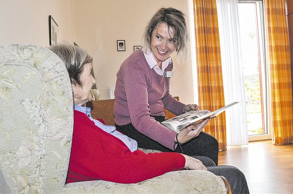 Vertrauen ist wichtig: Andrea Steinkühler schaut mit Johanna Schubert ein Fotoalbum an. Angeregt durch die Bilder, beginnt die 94-Jährige aus ihrem Leben zu erzählen. Auch wenn es unlogisch wird, bestärkt sie Steinkühler. Demente haben immer recht. - © Sibylle Kemna