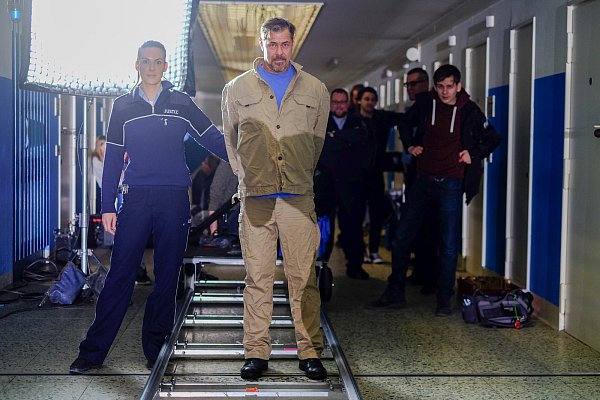 Sven Martinek und die JVA Mitarbeiterin Linda Schimanski vor dem Kamerateam. - © Camcore