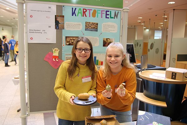 Amelie Scheling und Alina Dembert aus Enger beschäftigten sich mit der optimalen Lagerung von Kartoffeln. - © Beriwan Ali