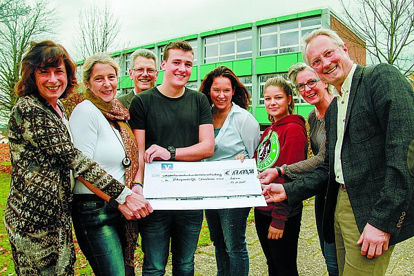Große Summe: 17.173 Euro - so viel Geld konnte die Realschule noch bei keinem anderen Sponsorenlauf "erlaufen". Über das Ergebnis freuen sich Cornelia Düwel-Westphal (v. l.), Kirsten Wiethaup (beide von der Äthiopienhilfe), Rektor Thomas Novian, Schüler Elias Nagel, Konrektorin Patricia Arendes-Mayn, Schülerin Laura Scholle sowie Heike und Bernhard Nalbach (Äthiopienhilfe) bei der Überreichung des Schecks. - © Madita Schellenberg