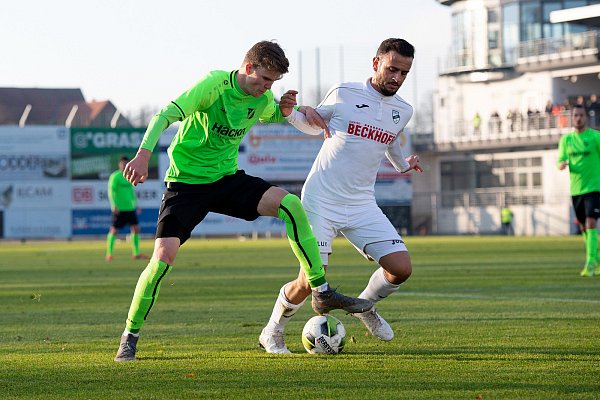 Lukas Kunze vom SVR im Duell mit Verler Mehmet Kurt. - © Noah Wedel