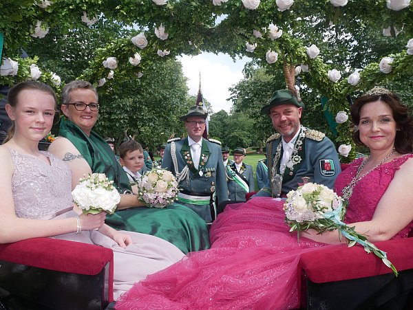 Haben in der Königskutsche Platz genommen: Schützenkönig Frank

Täubert, seine Mitregentin Ehefrau Nadine sowie auf der anderen Seite

Edelmädel Jolie Täubert, Ehrendame Eva Göbel und Edelknabe Elias Schlüter. - © Klaus Karenfeld