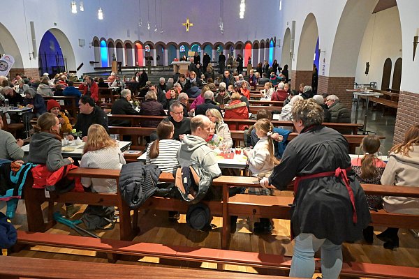 So war es im vergangenen Jahr: Viele Tische waren in der Vesperkirche besetzt. Die Menschen rückten zusammen. - © Waltraud Leskovsek