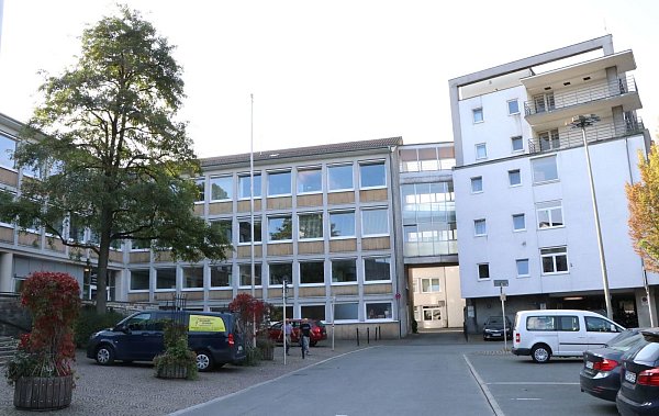 Der rechte Teil der Paderborner Stadtverwaltung soll abgerissen und neu gebaut werden. - © Holger Kosbab