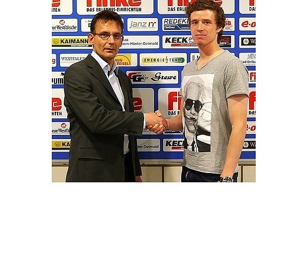 SCP-Manager Michael Born begrüßt Patrick Ziegler in Paderborn.