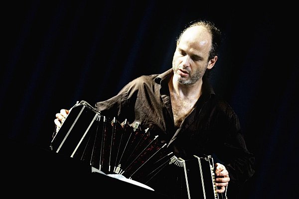 Spielt das Bandoneon: Marcelo Nisinman. - © Karin v. d. Meul