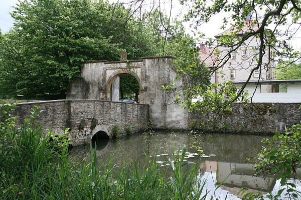 Von Wasser umgeben: Der Bolldammbach speist die Umwelt von Gut Bustedt in Hiddenhausen. - © Karin Wessler