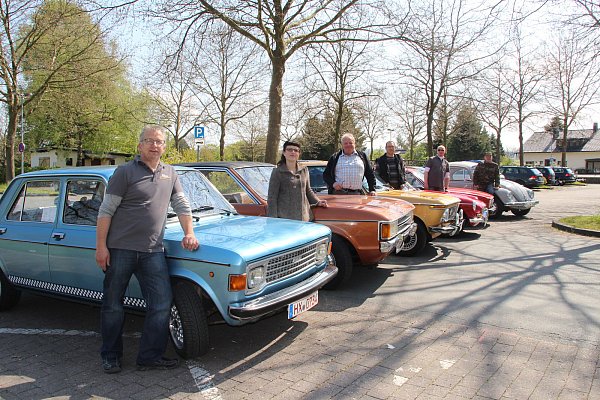 Gemeinsam unterwegs: Die Oldtimerfreunde Brakel mit Jürgen Denecke (vorn) machen bei der ersten Ausfahrt Halt auf dem Floßplatz in Höxter. - © Amina Vieth