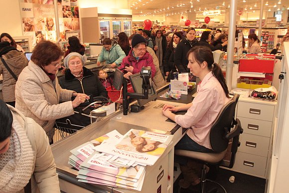 Dicht gedrängt: Kunden an den Kassen bei Rossmann. - © Peter Steinert