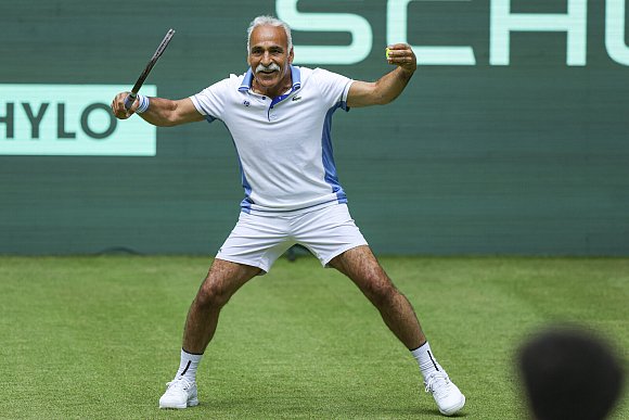 Garantiert beste Unterhaltung auf dem Centre Court: Mansour Bahrami ist für besondere Tricks und Finessen bekannt. - © TERRA WORTMANN OPEN/Mathias Schulz