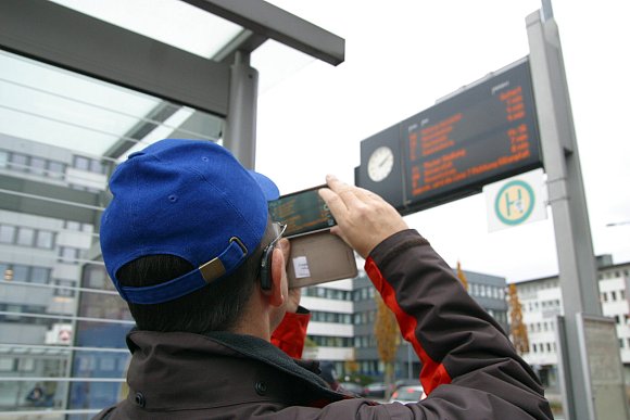 Handy-Hilfe: Früher konnte Siegfried Hartmann die Busanzeige noch lesen, heute vergrößert er sie sich mit dem Smartphone. - © Christine Warnecke