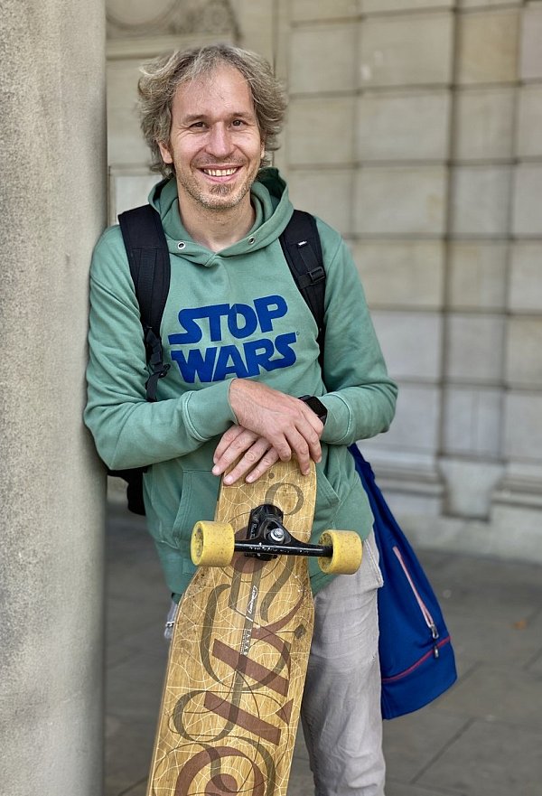 Skateboarder: Von Hannover fährt Robert Wicke mit dem Zug nach Bad Oeynhausen. Er tritt im GOP auf.  - © Alexander Jenniches
