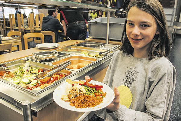 Bunte Auswahl: In der Laborschule können sich die Kinder am Mittagsbuffet bedienen - sooft sie mögen. - © Ivonne Michel