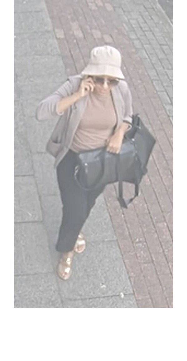 Diese Frau mit Anglerhut wird nun im Zusammenhang mit kriminellen Schockanrufen gesucht. Wer kennt die Unbekannte? - © Polizei