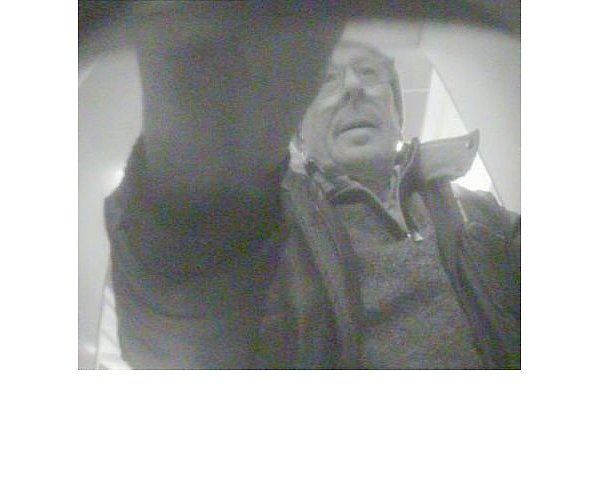 Wer kennt den auf den Fotos abgebildeten Tatverdächtigen oder kann Angaben zu ihm machen? - © Polizei NRW